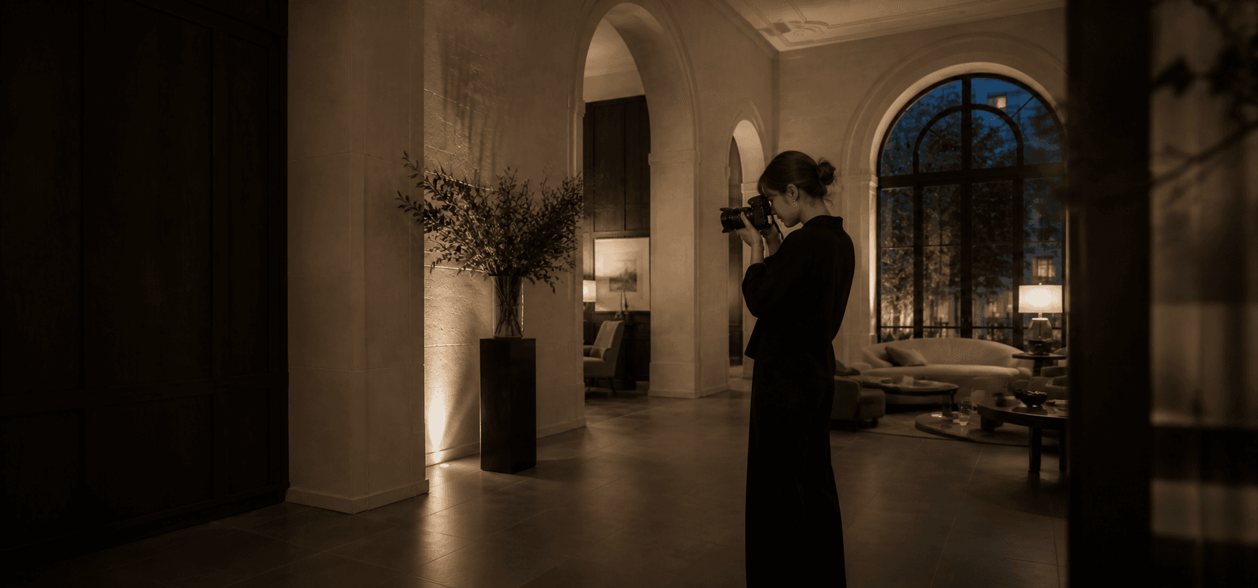 Créatrice photographiant l’architecture d’un hôtel d’exception dans une lumière chaleureuse